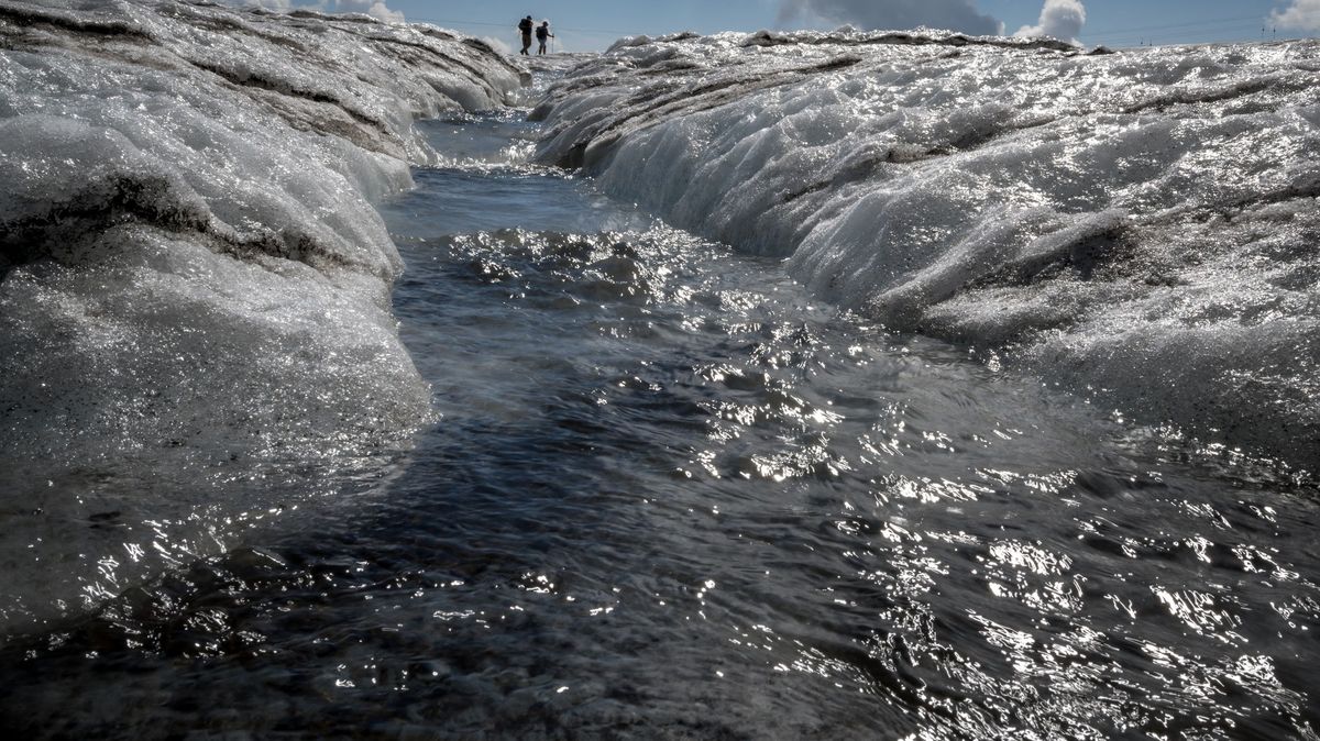 Fotky ukazují, jak taje švýcarský ledovec